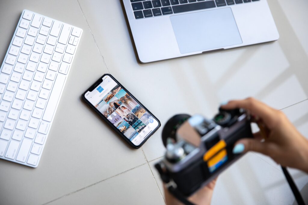 foto's en camera met foto's voor een goede content zowel in tekst als beeld in merk communicatie